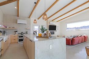 Private Pool, Hot Tub, Firepit Modern Oasis Blue Mirage by Avantstay