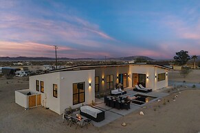 Private Pool, Hot Tub, Firepit Modern Oasis Blue Mirage by Avantstay