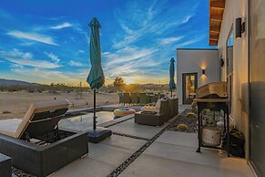 Private Pool, Hot Tub, Firepit Modern Oasis Blue Mirage by Avantstay