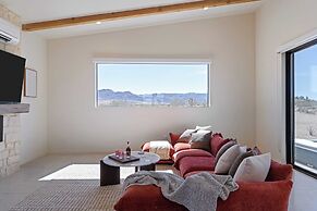 Private Pool, Hot Tub, Firepit Modern Oasis Blue Mirage by Avantstay