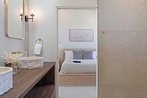 Private Pool, Hot Tub, Firepit Modern Oasis Blue Mirage by Avantstay