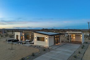 Private Pool, Hot Tub, Firepit Modern Oasis Blue Mirage by Avantstay