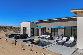 Private Pool, Hot Tub, Firepit Modern Oasis Blue Mirage by Avantstay