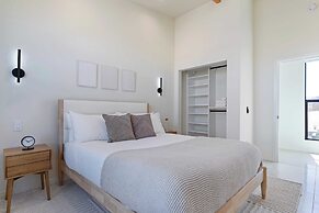 Private Pool, Hot Tub, Firepit Modern Oasis Blue Mirage by Avantstay