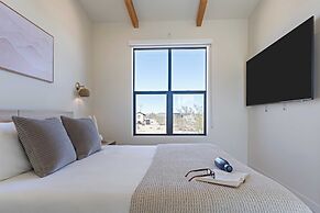 Private Pool, Hot Tub, Firepit Modern Oasis Blue Mirage by Avantstay