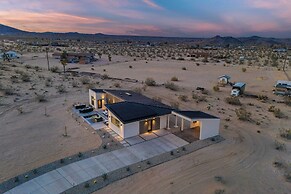 Private Pool, Hot Tub, Firepit Modern Oasis Blue Mirage by Avantstay