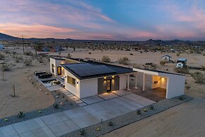 Private Pool, Hot Tub, Firepit Modern Oasis Blue Mirage by Avantstay