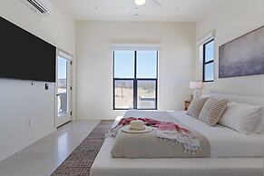 Private Pool, Hot Tub, Firepit Modern Oasis Blue Mirage by Avantstay