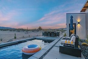 Private Pool, Hot Tub, Firepit Modern Oasis Blue Mirage by Avantstay