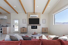 Private Pool, Hot Tub, Firepit Modern Oasis Blue Mirage by Avantstay