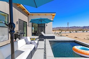 Private Pool, Hot Tub, Firepit Modern Oasis Blue Mirage by Avantstay