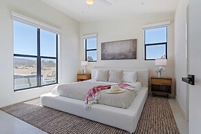 Private Pool, Hot Tub, Firepit Modern Oasis Blue Mirage by Avantstay