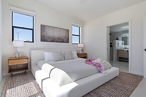 Private Pool, Hot Tub, Firepit Modern Oasis Blue Mirage by Avantstay