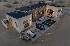 Private Pool, Hot Tub, Firepit Modern Oasis Blue Mirage by Avantstay