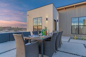 Private Pool, Hot Tub, Firepit Modern Oasis Blue Mirage by Avantstay