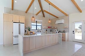 Private Pool, Hot Tub, Firepit Modern Oasis Blue Mirage by Avantstay