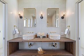 Private Pool, Hot Tub, Firepit Modern Oasis Blue Mirage by Avantstay