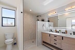 Private Pool, Hot Tub, Firepit Modern Oasis Blue Mirage by Avantstay