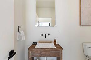 Private Pool, Hot Tub, Firepit Modern Oasis Blue Mirage by Avantstay