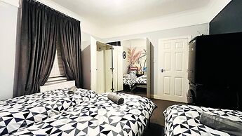 Luxury Entire Holiday Apartment - Self Checkin & Checkout