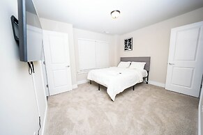 Modern Home near Plaza Midwood