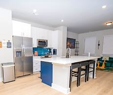 Modern Home near Plaza Midwood