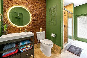 Avatar Lakefront Villa - Heated Pool & Cinema in Miami