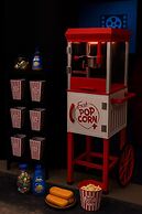 Avatar Lakefront Villa - Heated Pool & Cinema in Miami