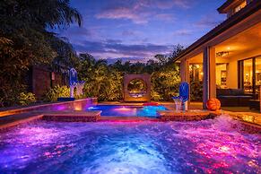 5BR Lakefront Villa - 4K Cinema - Heated Pool & Spa