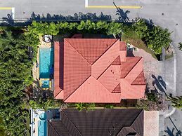 Avatar Lakefront Villa - Heated Pool & Cinema in Miami