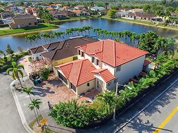 Avatar Lakefront Villa - Heated Pool & Cinema in Miami