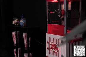 Avatar Lakefront Villa - Heated Pool & Cinema in Miami