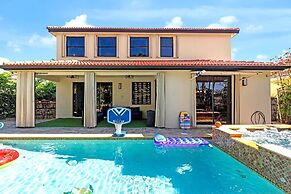 Avatar Lakefront Villa - Heated Pool & Cinema in Miami