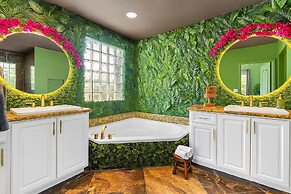 Avatar Lakefront Villa - Heated Pool & Cinema in Miami