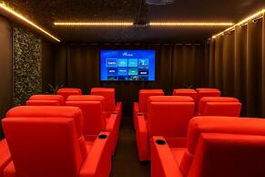 Avatar Lakefront Villa - Heated Pool & Cinema in Miami