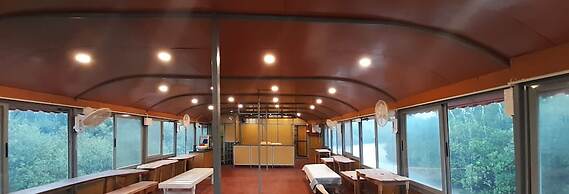 Aquaholic - A Floating Villa