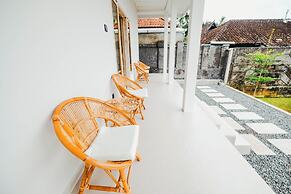 Queenara Local House