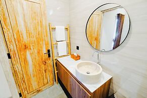 Queenara Local House