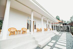 Queenara Local House