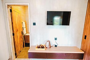 Queenara Local House