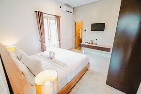 Queenara Local House