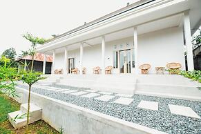 Queenara Local House