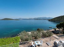 Spacious and Cozy Seafront Apartments