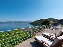 Spacious and Cozy Seafront Apartments