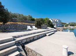 Spacious and Cozy Seafront Apartments