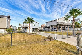 Canal-front Gem in Galveston: Fish, Crab & Unwind