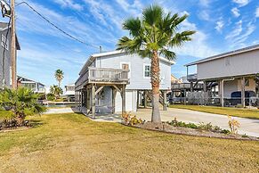 Canal-front Gem in Galveston: Fish, Crab & Unwind