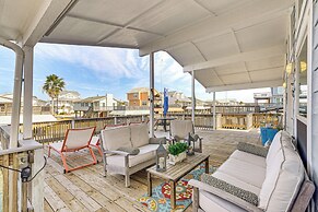 Canal-front Gem in Galveston: Fish, Crab & Unwind