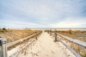 Steps to Sand: Villas Beach House w/ Decks!