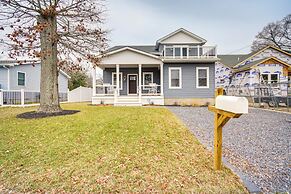 Steps to Sand: Villas Beach House w/ Decks!